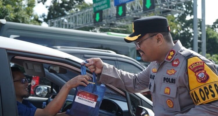 Bingkisan Untuk Pemudik Tengah Mengantre Di Jalur One Way Tol Cipali KM 70
