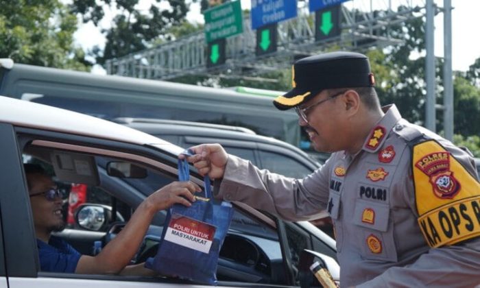 Bingkisan Untuk Pemudik Tengah Mengantre Di Jalur One Way Tol Cipali KM 70