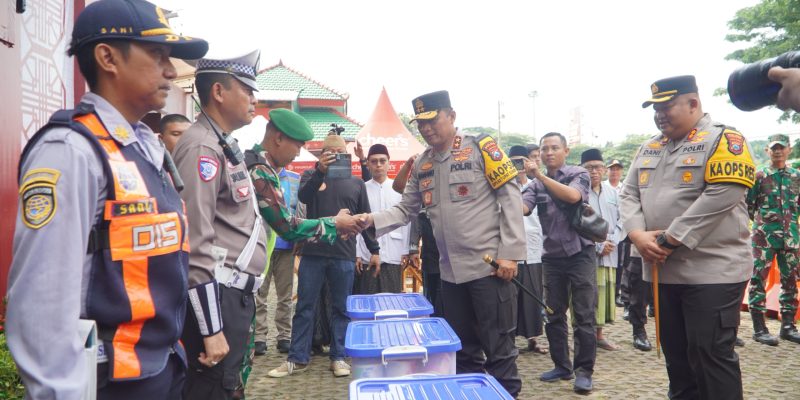 Kapolda Jatim Tinjau Pos Pelayanan Ops Ketupat Semeru 2025 di Masjid Cheng Hoo Pandaan