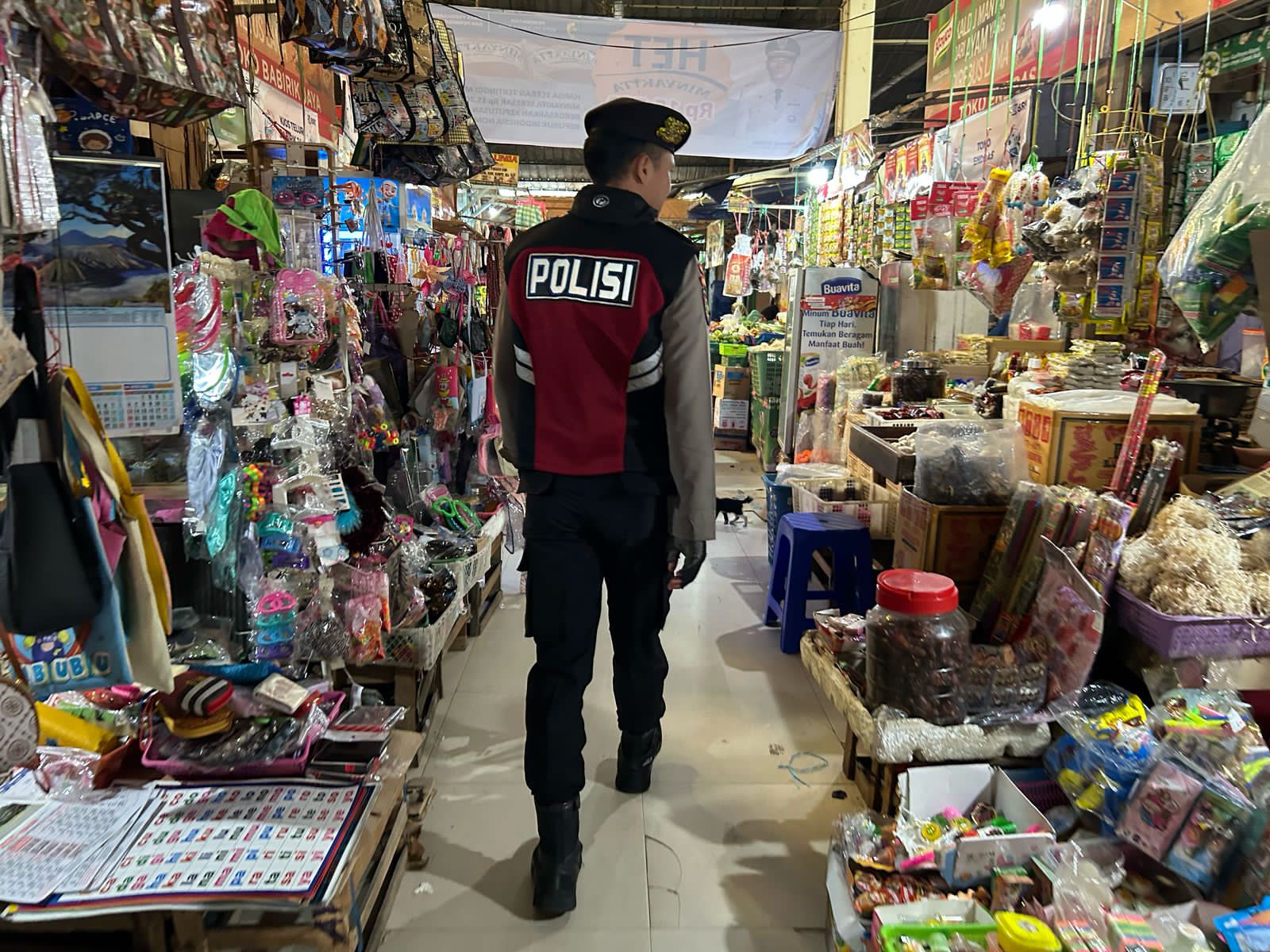 Patroli di Pasar Kahayan, Satsamapta Polresta Palangka Raya Sosialisasikan Pencegahan Premanisme