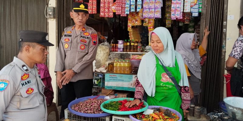 Polres Pekalongan Beserta Jajarannya Terjun Langsung ke Pasar, Pantau dan Cek Harga Stok Sembako