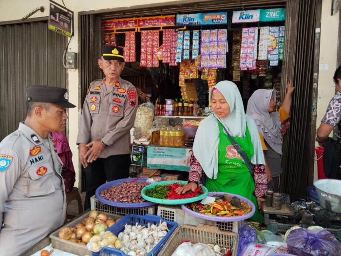 Polres Pekalongan Beserta Jajarannya Terjun Langsung ke Pasar, Pantau dan Cek Harga Stok Sembako