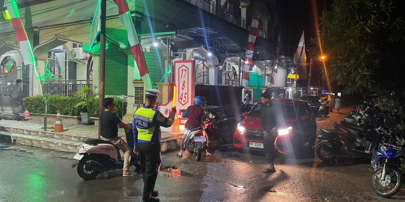 Amankan Sholat Isya dan Tarawih, Polresta Palangka Raya Berjaga Masjid