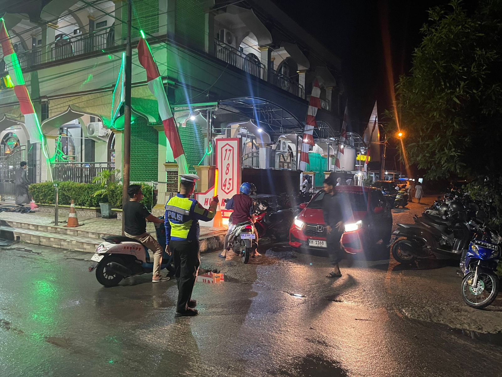 Amankan Sholat Isya dan Tarawih, Polresta Palangka Raya Berjaga Masjid