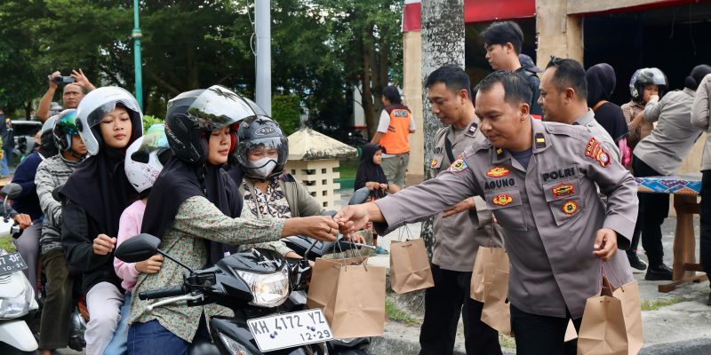 Peduli Masyarakat Berpuasa, Polda Kalteng Bagikan Ratusan Takjil Gratis dii Bundaran Besar
