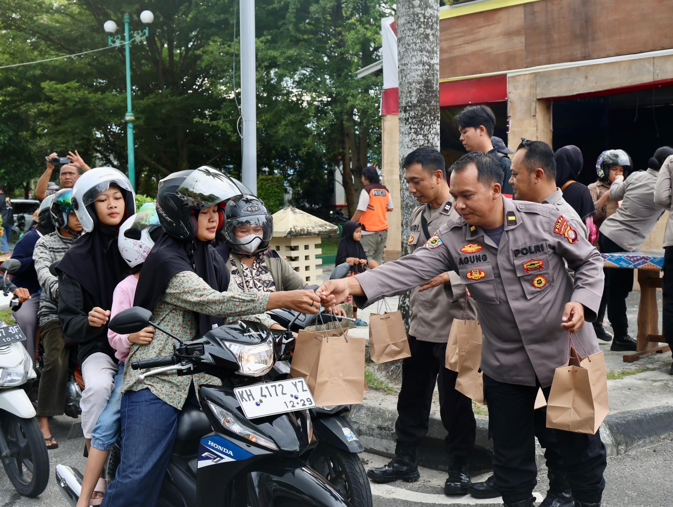 Peduli Masyarakat Berpuasa, Polda Kalteng Bagikan Ratusan Takjil Gratis dii Bundaran Besar
