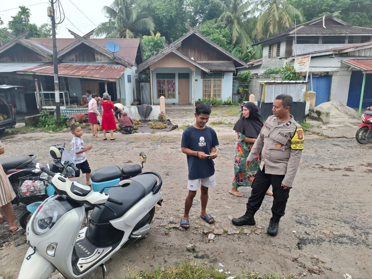 Polsek Bukit Batu Sambangi Pasar Rakyat dan Beri Pesan Kamtibmas