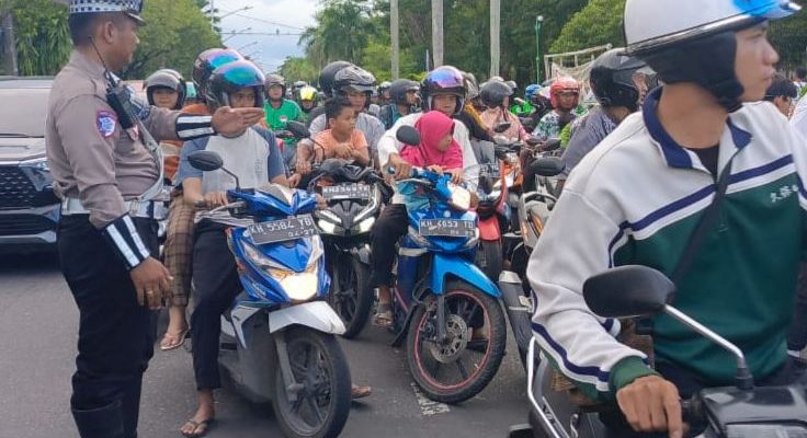 Dengan Sigap, Anggota Satlantas Atur Lalu Lintas Saat Pembagian Takjil di Bundaran Besar