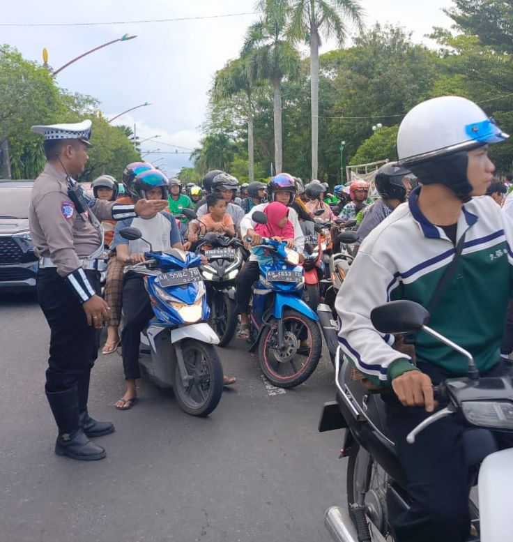 Dengan Sigap, Anggota Satlantas Atur Lalu Lintas Saat Pembagian Takjil di Bundaran Besar