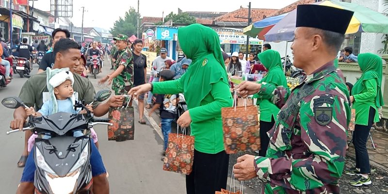 Ramadhan Berkah, Danramil Limpung Bagi-Bagi Takjil