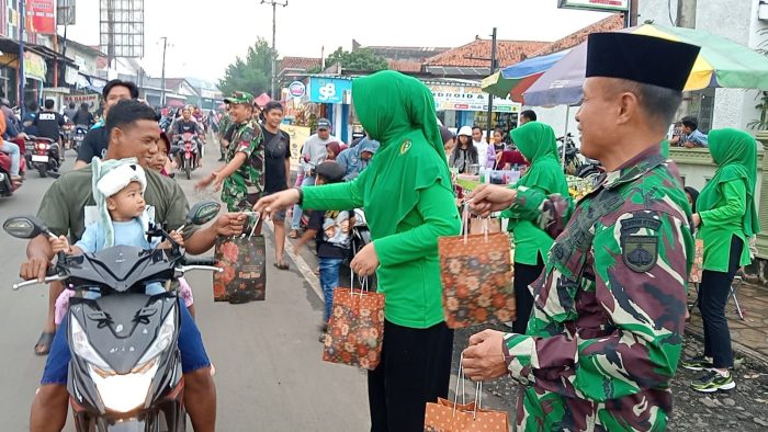 Ramadhan Berkah, Danramil Limpung Bagi-Bagi Takjil