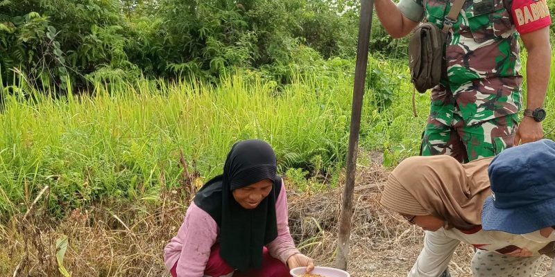 Puasa Tidak Menyurutkan Semangat Praka Yanto Dalam Mendampingi Para Petani