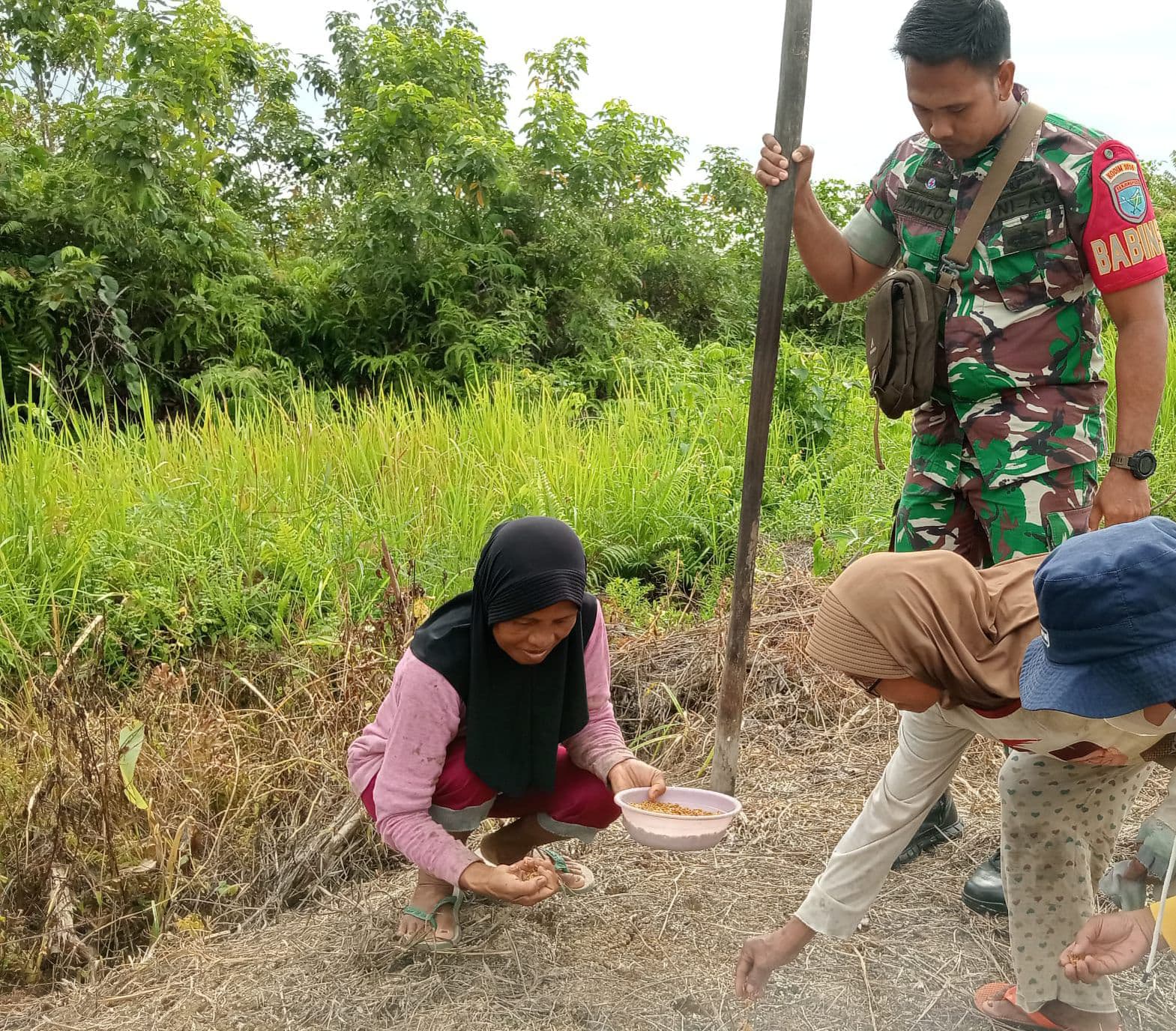 Puasa Tidak Menyurutkan Semangat Praka Yanto Dalam Mendampingi Para Petani