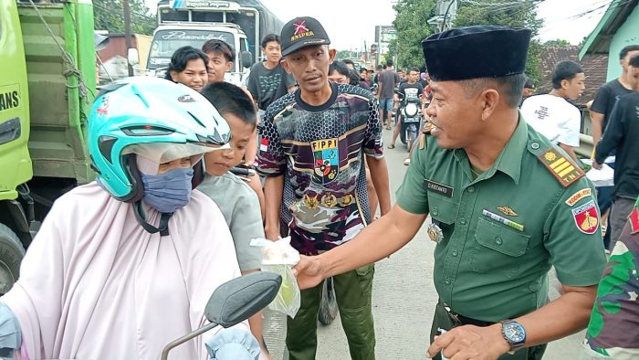 Koramil 03/Gringsing, Indahnya Berbagi Takjil di Bulan Ramadhan