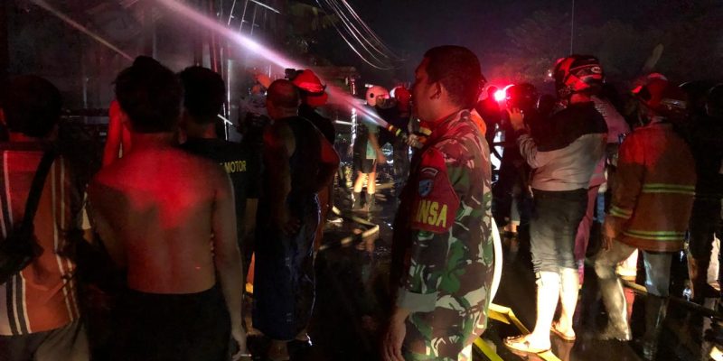 Gerak Cepat, Babinsa Koramil 1016-01/Pahandut Bantu Padamkan Kebakaran di Wilayah Binaan