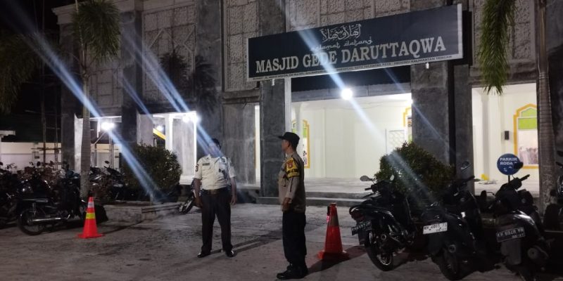 Jaga Kekhusyukan Ibadah, Polsek Sabangau Amankan Sholat Isya dan Tarawih di Masjid Gede Darutaqwa