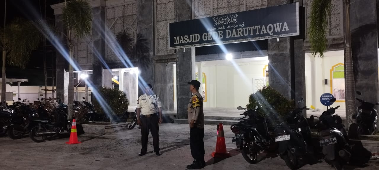 Jaga Kekhusyukan Ibadah, Polsek Sabangau Amankan Sholat Isya dan Tarawih di Masjid Gede Darutaqwa