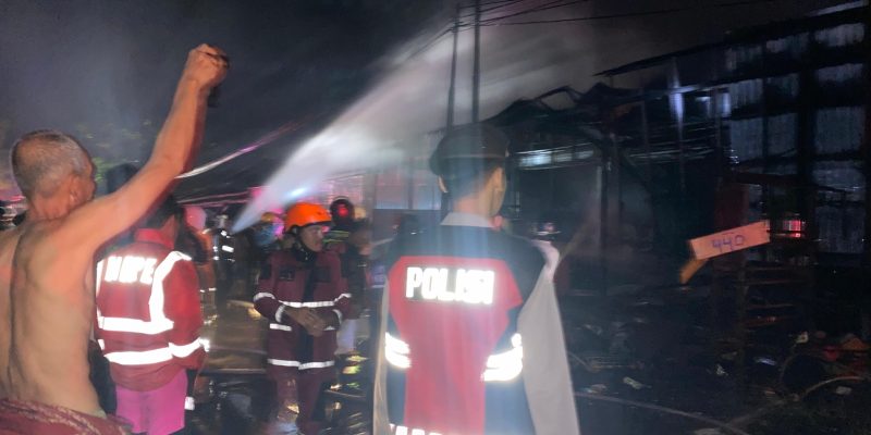 Satsamapta Polresta Palangka Raya Datangi Lokasi Kebakaran di Pahandut Seberang