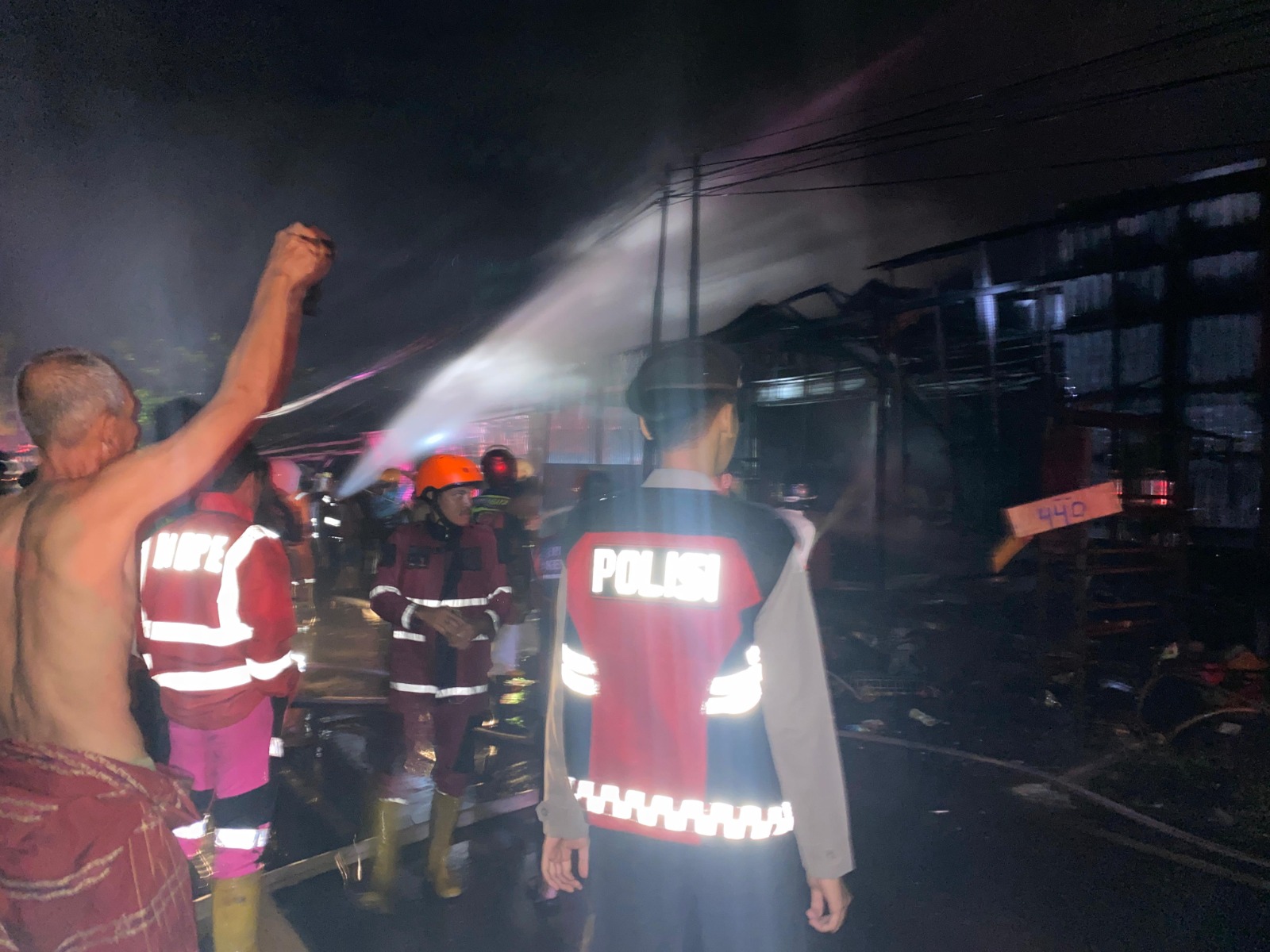 Satsamapta Polresta Palangka Raya Datangi Lokasi Kebakaran di Pahandut Seberang