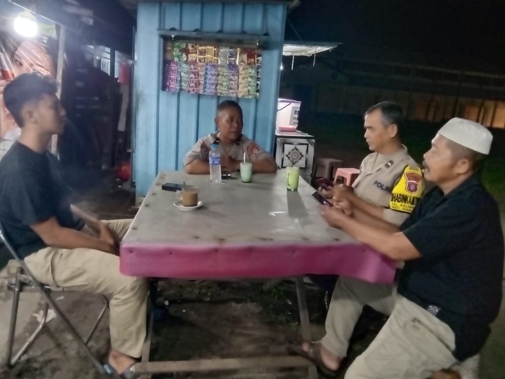 Sambangi Warung Kopi, Polsek Sabangau Ajak Warga Jaga Kamtibmas Selama Ramadhan