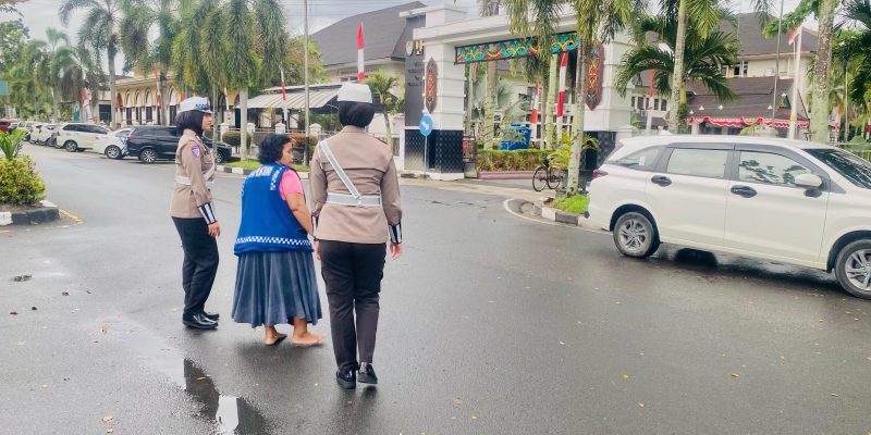 Anggota Satlantas Polresta Palangka Raya Pastikan Kamseltibcarlantas di Area Pasar PUPR