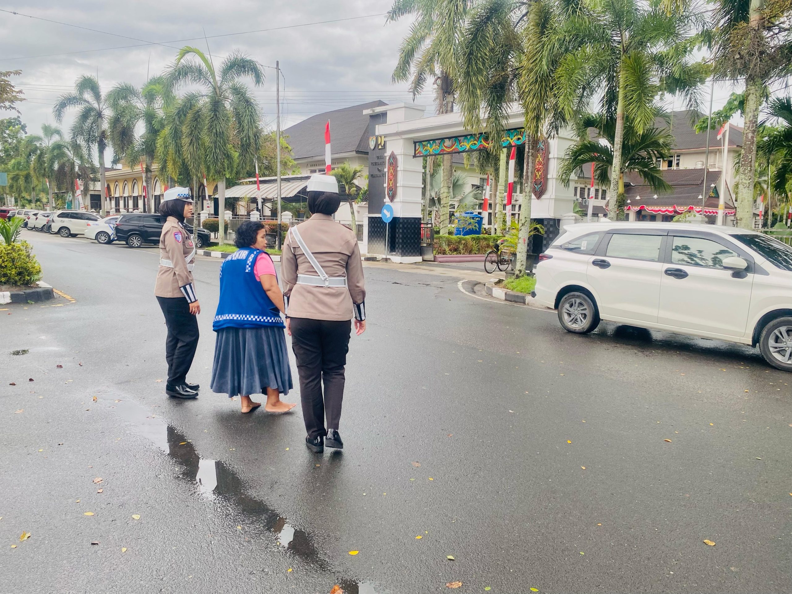 Anggota Satlantas Polresta Palangka Raya Pastikan Kamseltibcarlantas di Area Pasar PUPR