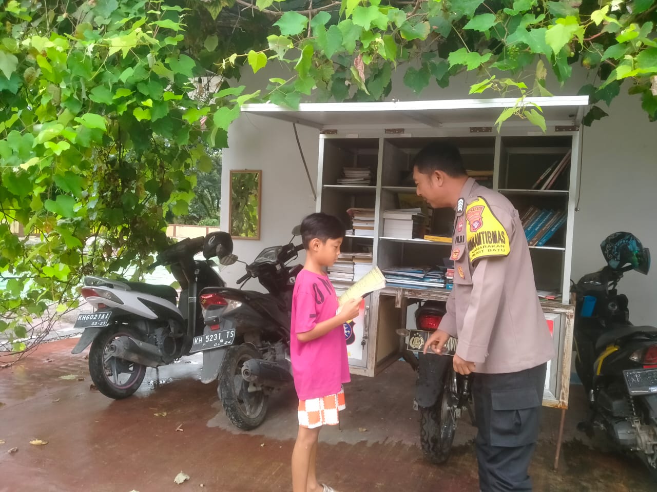 Polsek Bukit Batu Dorong Budaya Membaca Lewat Motor Bajaka Presisi ke Warga