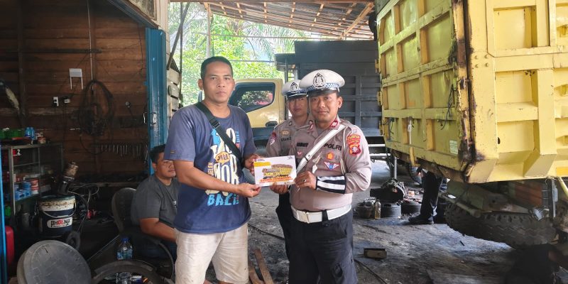 Saat Dikmas Lantas, Satlantas Polresta Palangka Raya Bagikan Brosur Keselamatan Berlalu Lintas