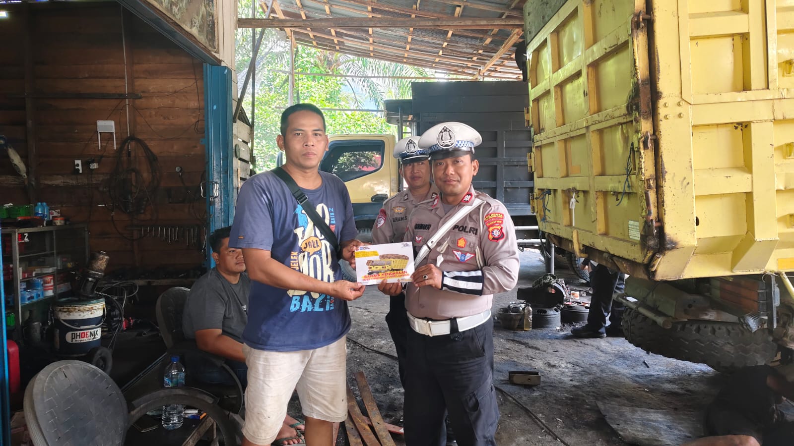 Saat Dikmas Lantas, Satlantas Polresta Palangka Raya Bagikan Brosur Keselamatan Berlalu Lintas