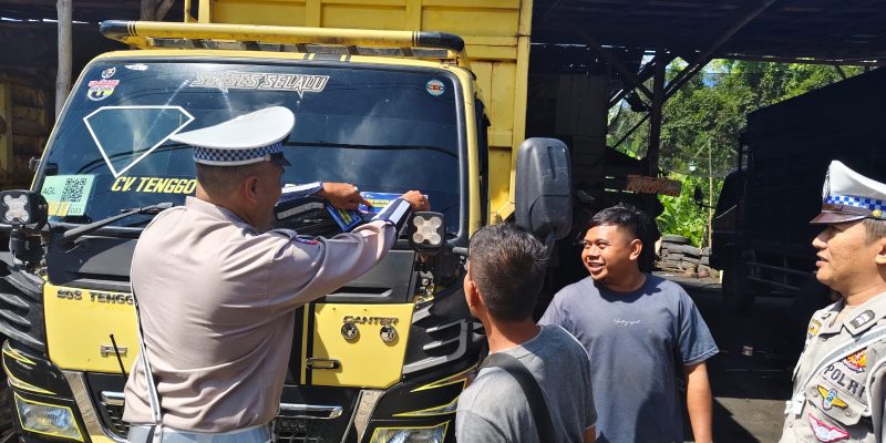 Sepakat Tertib Berlalu Lintas, Satlantas Polresta Palangka Raya dan Sopir Tempel Stiker di Truk
