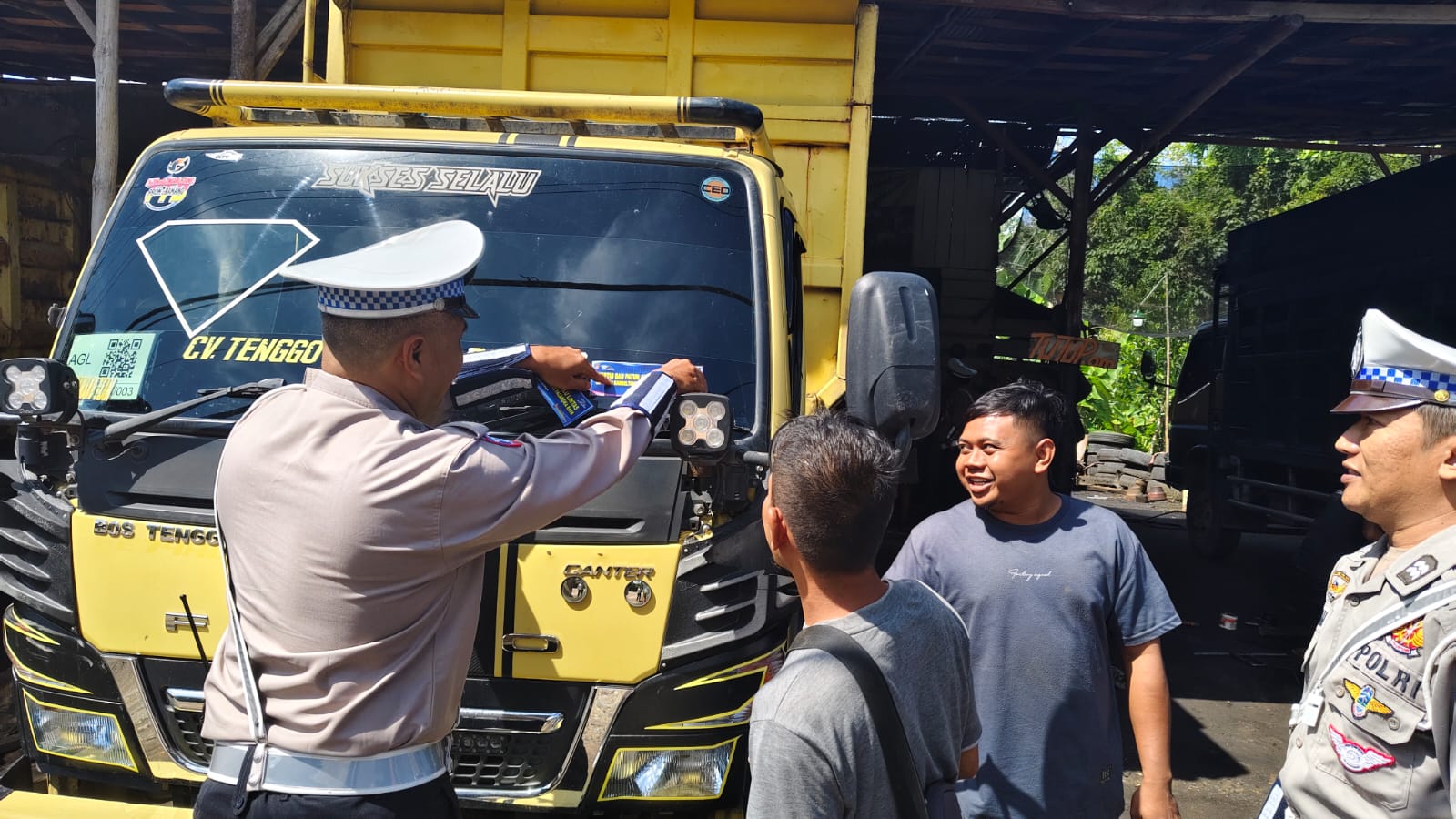 Sepakat Tertib Berlalu Lintas, Satlantas Polresta Palangka Raya dan Sopir Tempel Stiker di Truk