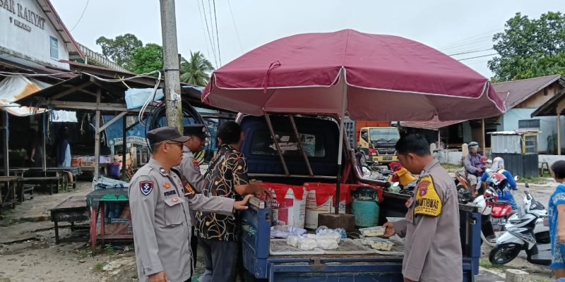 Polsek Bukit Batu Pantau Kondisi Sembako Selama Ramadhan di Pasar Rakyat Tangkiling