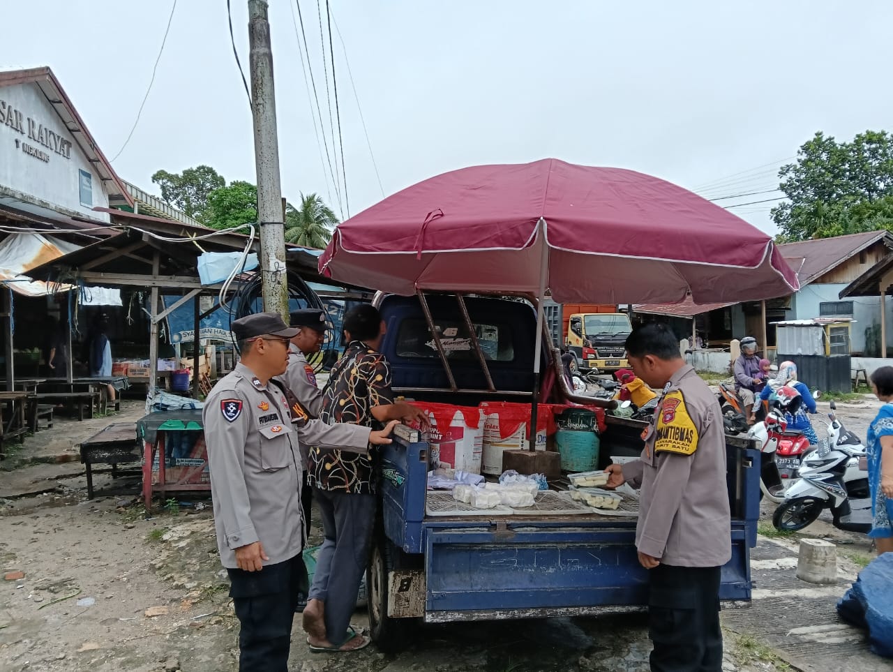 Polsek Bukit Batu Pantau Kondisi Sembako Selama Ramadhan di Pasar Rakyat Tangkiling