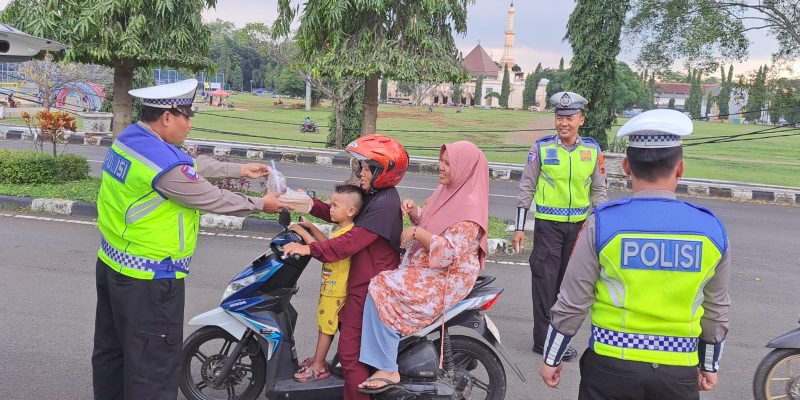Peduli di Bulan Ramadhan, Polres Pekalongan Bagikan Takjil Gratis Setiap Hari