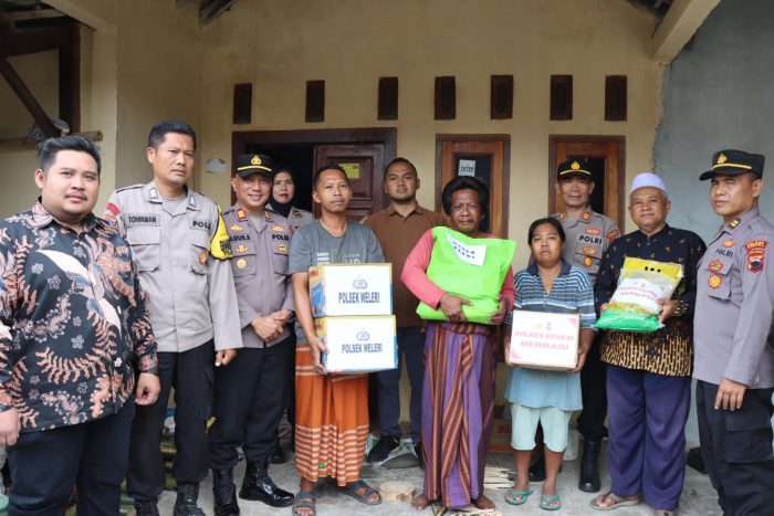 Tangis Haru Muhlisin, Pengemis Korban Penganiayaan di Weleri Saat Terima Bantuan Polisi