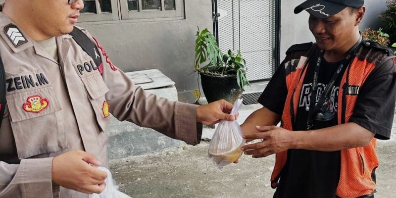Maknai Bulan Ramadan, Biro SDM Polda Kalteng Bagikan Ratusan Takjil Gratis Untuk Masyarakat
