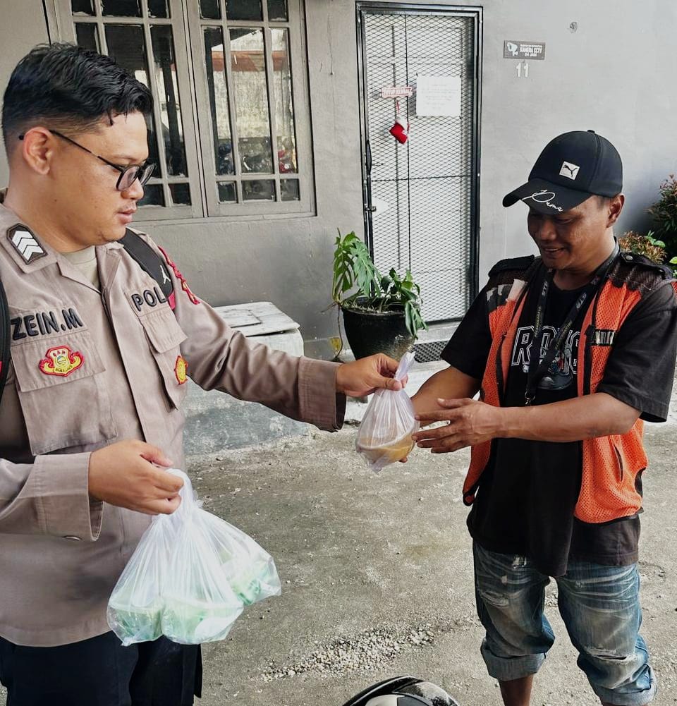 Maknai Bulan Ramadan, Biro SDM Polda Kalteng Bagikan Ratusan Takjil Gratis Untuk Masyarakat