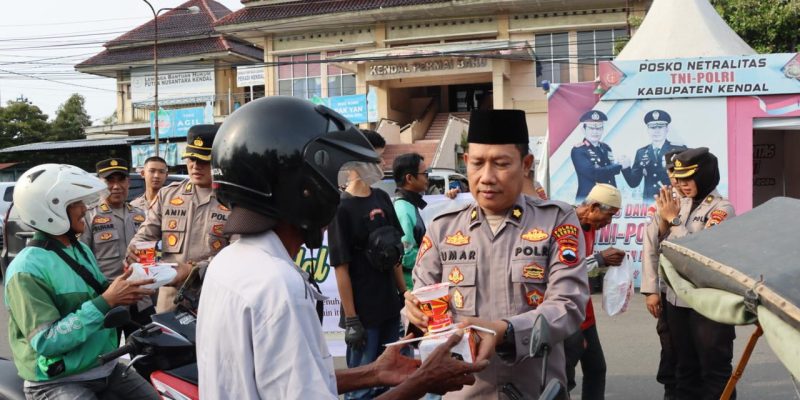 Ngabuburit Berkah, Polres Kendal Bagikan Takjil Untuk Pengendara dan Pejalan Kaki