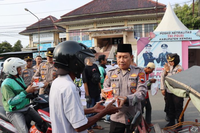 Ngabuburit Berkah, Polres Kendal Bagikan Takjil Untuk Pengendara dan Pejalan Kaki
