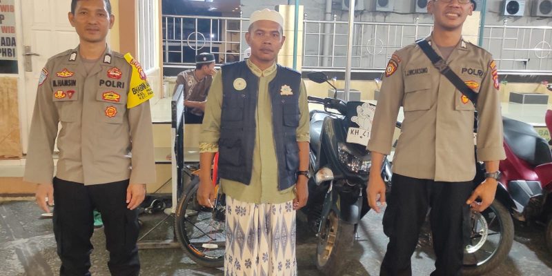 Polresta Palangka Raya Jaga Keamanan Ibadah Tarawih di Masjid Nurul Islam