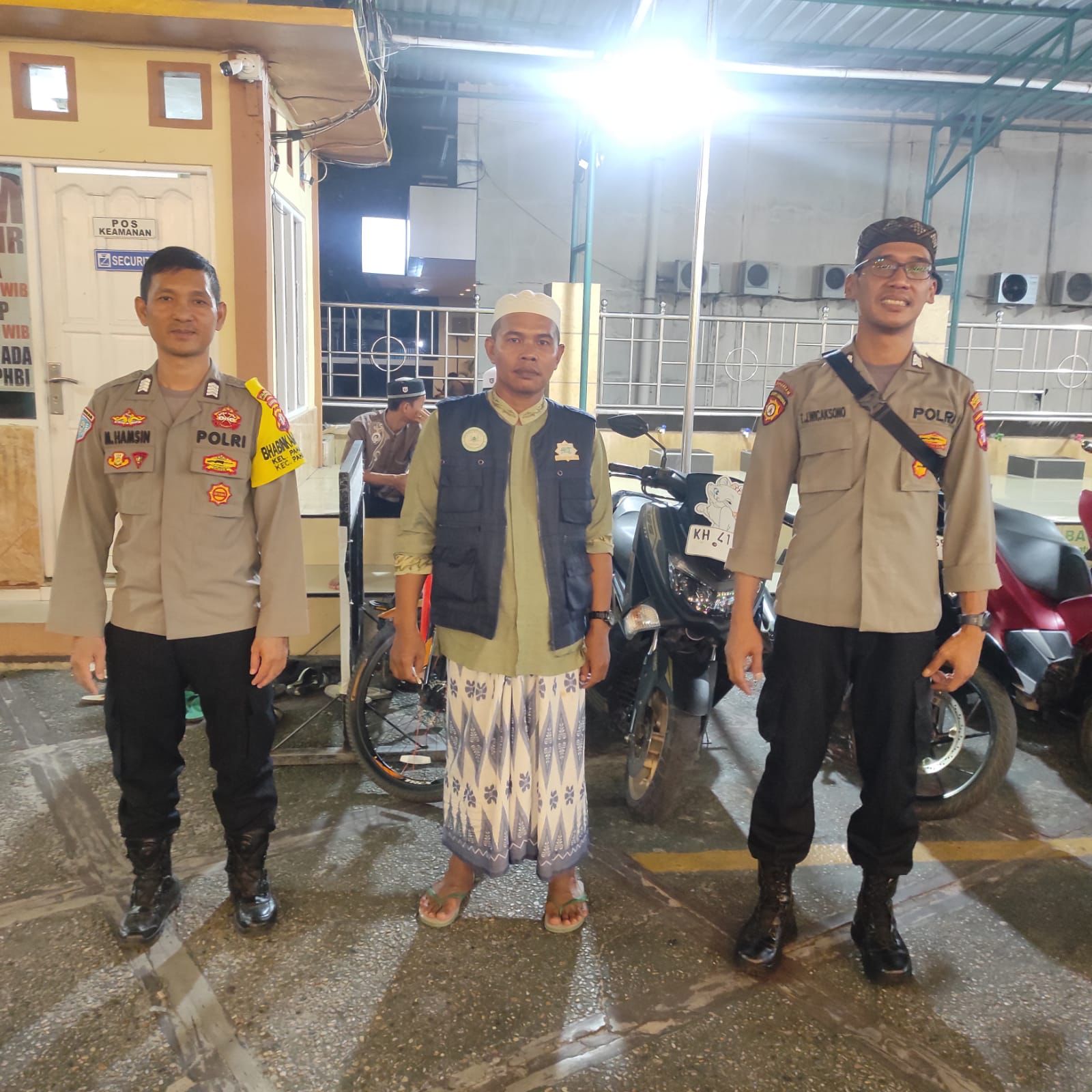 Polresta Palangka Raya Jaga Keamanan Ibadah Tarawih di Masjid Nurul Islam