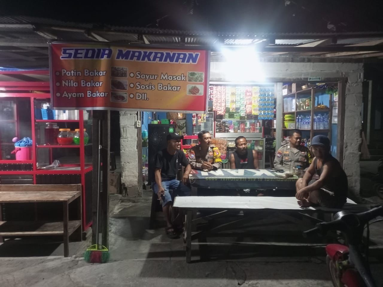 Hampiri Warung Warga Banturung, Polsek Bukit Batu Ajak terus Jaga Kamtibmas