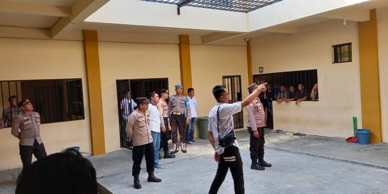 Bersama Personel Piket, Sattahti Polresta Palangka Raya Periksa Tahanan
