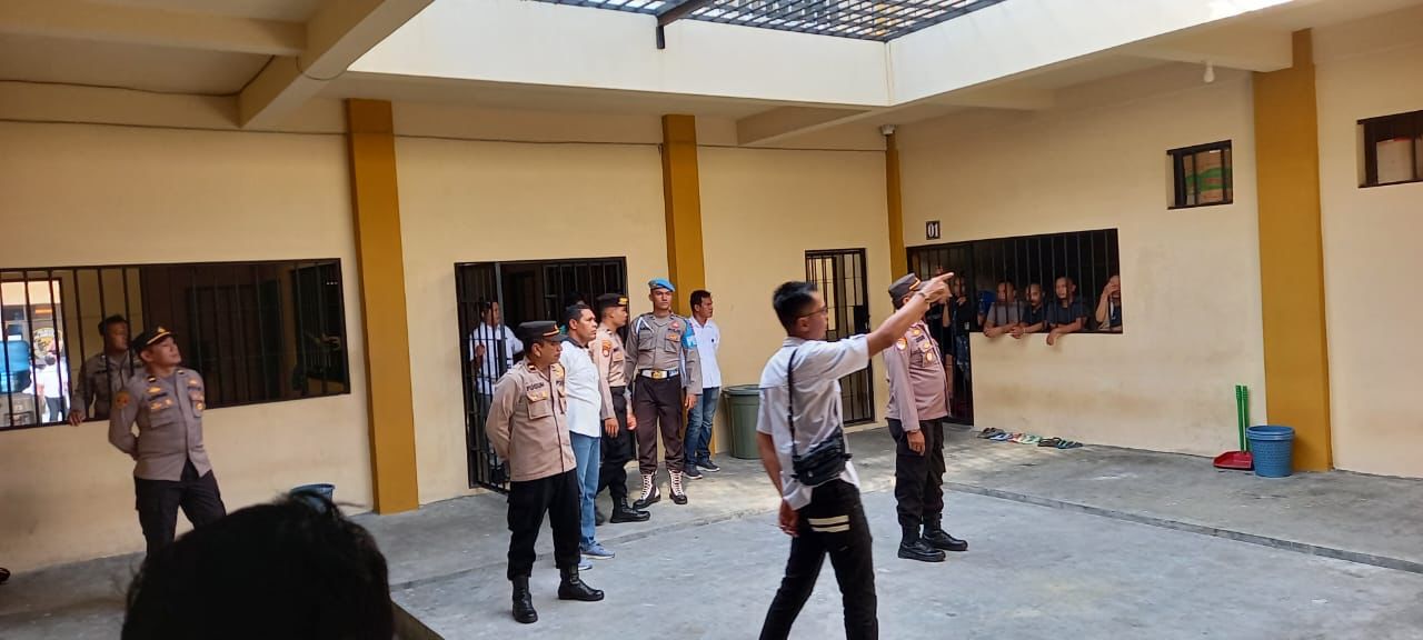 Bersama Personel Piket, Sattahti Polresta Palangka Raya Periksa Tahanan