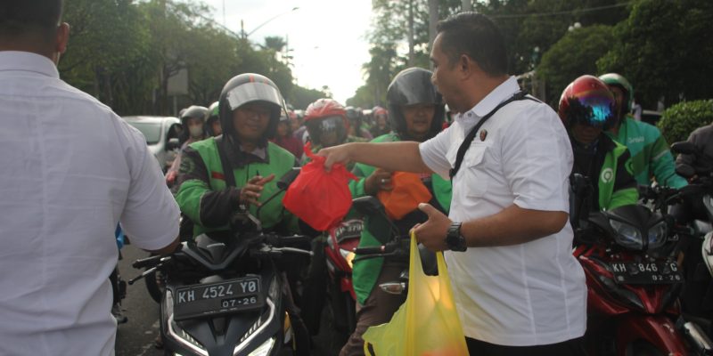 Berkah Ramadan, Ditreskrimsus Polda Kalteng Bagikan 300 Takjil ke Masyarakat