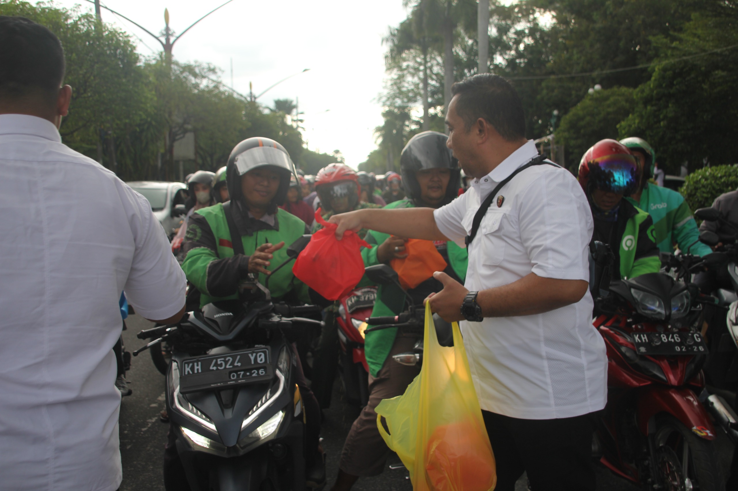 Berkah Ramadan, Ditreskrimsus Polda Kalteng Bagikan 300 Takjil ke Masyarakat