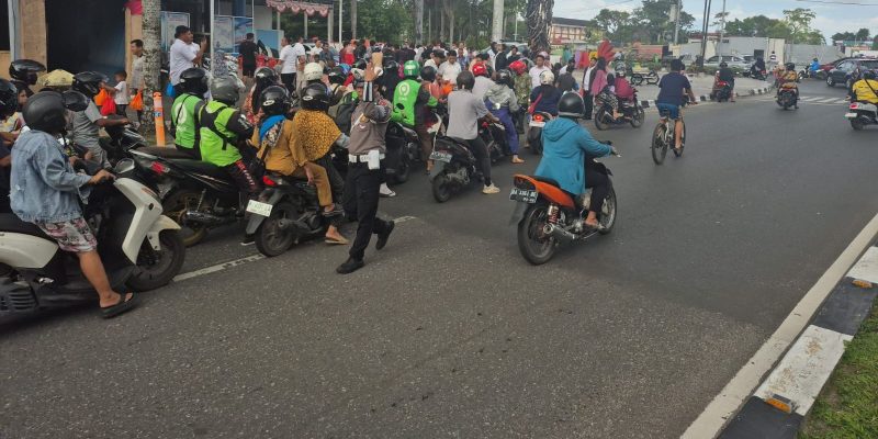 Satlantas Polresta Palangka Raya Kawal Kelancaran Lalu Lintas Saat Pembagian Takjil di Pos Bundaran Besar