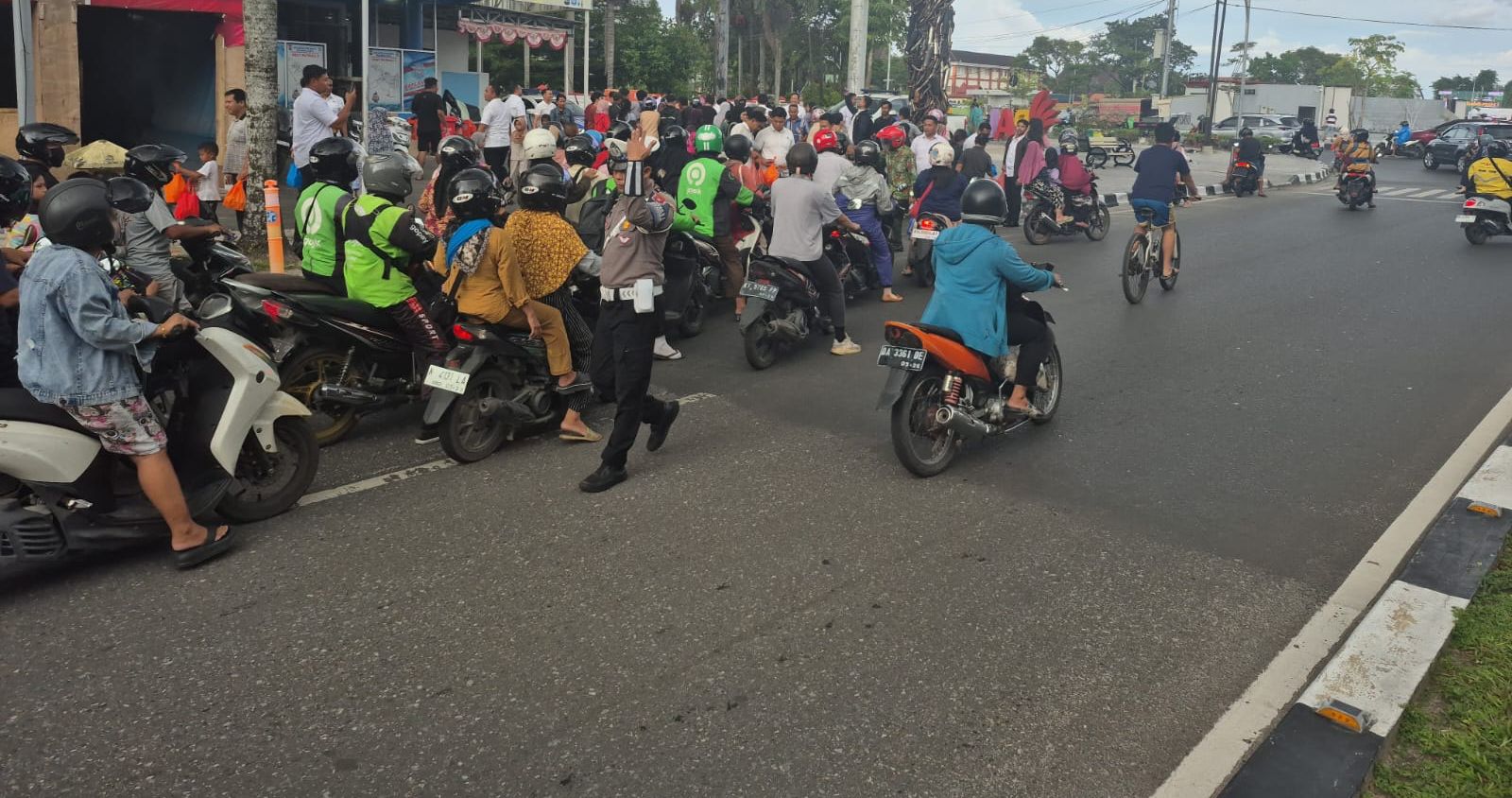 Satlantas Polresta Palangka Raya Kawal Kelancaran Lalu Lintas Saat Pembagian Takjil di Pos Bundaran Besar