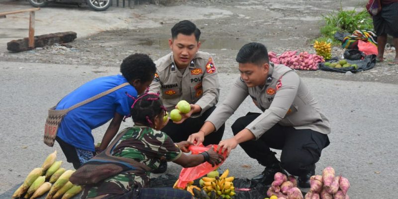 Personel Satgas Humas Damai Cartenz 2025 Dukung Pedagang Lokal di Timika Melalui Pendekatan Humanis