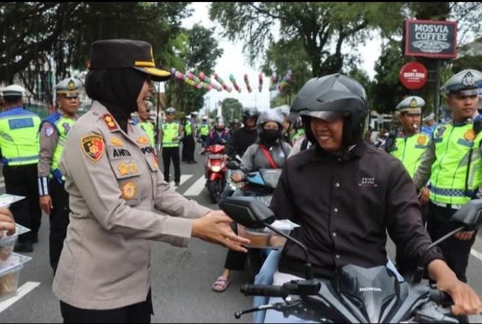 Polres Magelang Kota Bagikan 200 Takjil Kepada Pengendara Tertib Lalu Lintas